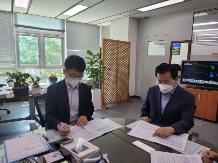 박홍률 목포시장(오른쪽)이 김완섭 기재부 예산실장과 면담하고 있다.