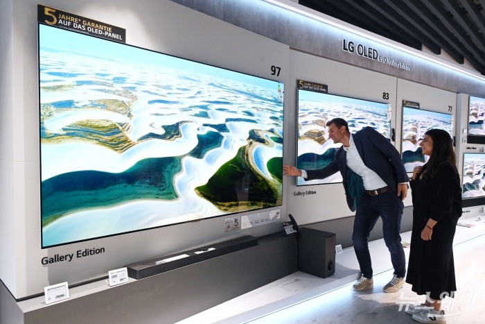 독일 베를린 소재 미디어마크트 알렉사 매장에서 고객들이 세계 최대 97형 LG 올레드 TV의 압도적인 화질을 감상하고 있다. 사진=LG전자 제공