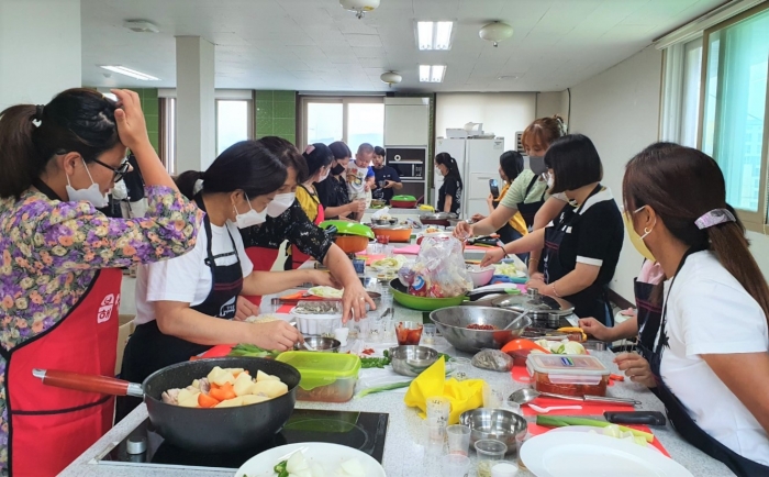 장성군이 안정적인 한국사회 정착을 위해 '다문화가정 친정보내기' 사업을 추진한다. 요리교실에 참여한 결혼이주여성들