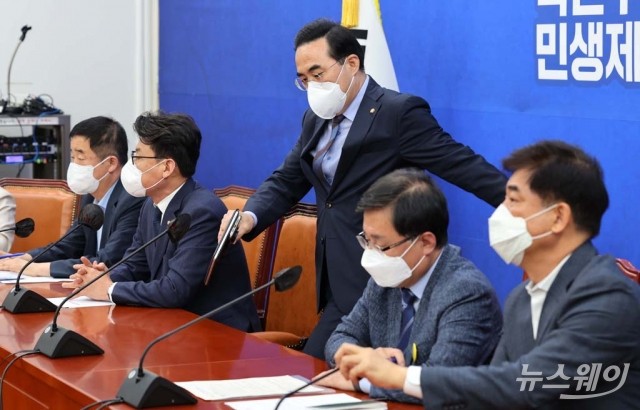[NW포토]원내대책회의 참석한 박홍근 원내대표