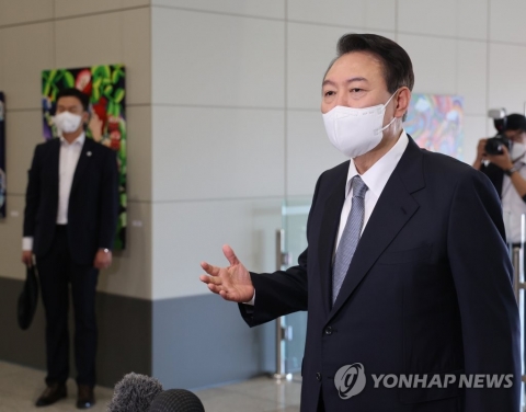 윤 대통령, 푸틴 경고에 &quot;우크라에 살상무기 공급 없어···우리 주권 문제&quot;