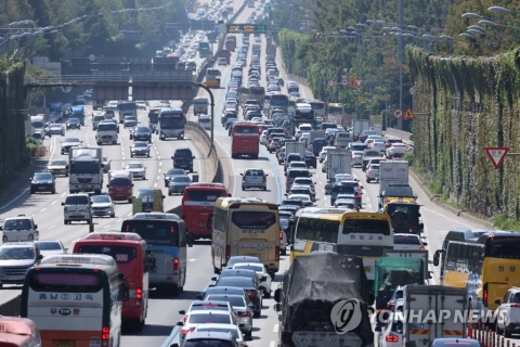 추석 연휴 앞두고 고속도로 정체 시작···&quot;오후에 더 심해질듯&quot;