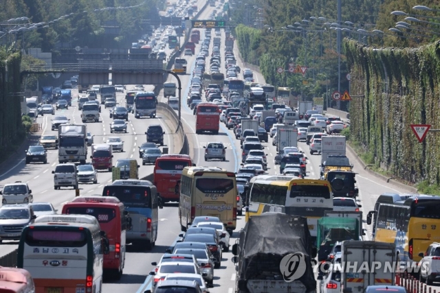 추석 연휴 앞두고 고속도로 정체 시작···"오후에 더 심해질듯"