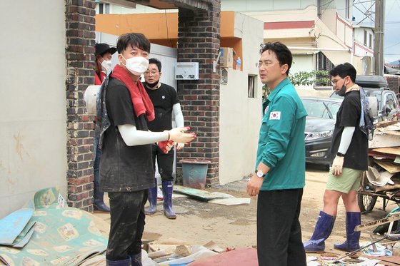 이준석 국민의힘 전 대표가 태풍 '힌남노'로 피해를 입은 포항에서 수해 복구작업에 참여하고 있는 모습 사진=김병욱 의원 페이스북 캡쳐