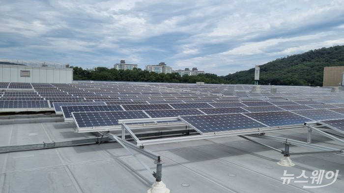 이케아코리아는 지속 가능성 전략 아래 태양광 시설을 운영 중이다. 310W(와트)짜리 태양광 패널 3240개가 설치돼 있다. 2022회계연도 기준 발전량은 약 960키로와트(kW)다. 사진=천진영 기자