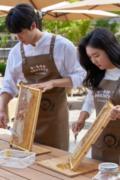 KB금융, 여의도 본점 옥상 'K-Bee 도시양봉장'서 첫번째 꿀 수확