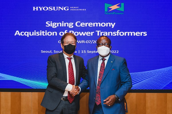 요코타 타케시 효성중공업 대표이사(왼쪽)과 하우루푸 나미비아 전력청장이 계약 기념 사진을 찍고 있다. 사진=효성중공업 제공
