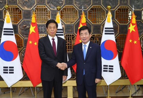 한·중 의회 수장 회동···김진표 &quot;한·중·일 3국 의장회의 제안&quot; 리잔수 &quot;진지하게 검토&quot;