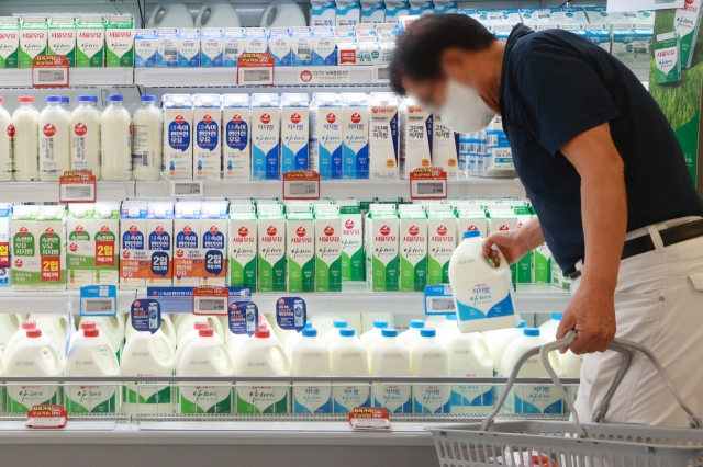 한 대형마트에서 소비자가 우유를 구매하고 있다. 사진=연합뉴스 제공