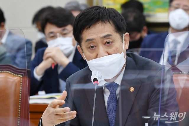 [NW포토]의원의 질의에 답하는 김주현 금융위원장