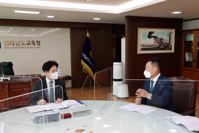 김산 무안군수가 20일 오룡지구 내 조속한 고등학교 설립과 더불어 무안공공도서관 이설에 대한 교육 현안을 논의하기 위해 김대중 전남도교육감과 면담을 갖고 있다.