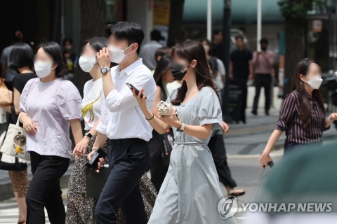 26일부터 실외 마스크 착용의무 전면 해제···&quot;실내 당분간 유지&quot;