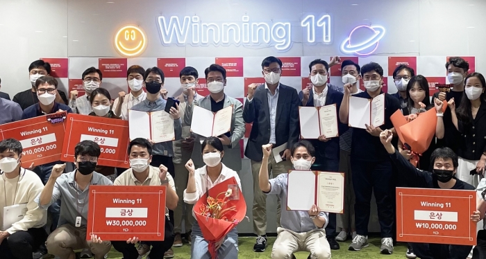 지난 20일 서울 중구 11번가 사옥에서 열린 위닝 일레븐 시상식에서 수상팀이 기념사진을 찍고 있다. /사진=11번가 제공