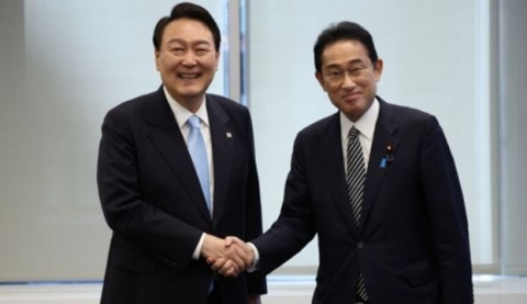 윤 대통령·기시다 30분 약식 회담···&quot;관계 개선 필요성 공감, 정상 간 소통 계속&quot;