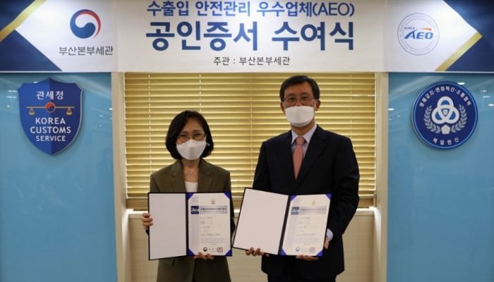 지난 22일 부산본부세관에서 열린 수출입 안전관리 우수업체(Authorized Economic Operator, 이하 AEO) 인증서 수여식에서 이랜드그룹 이윤주 최고재무책임자(왼쪽)와 고석진 부산본부세관장이 기념 촬영을 하고 있다. 사진=이랜드그룹 제공