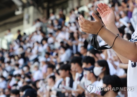 오늘부터 실외마스크 의무 해제···&quot;고위험군·밀집환경에선 권고&quot;