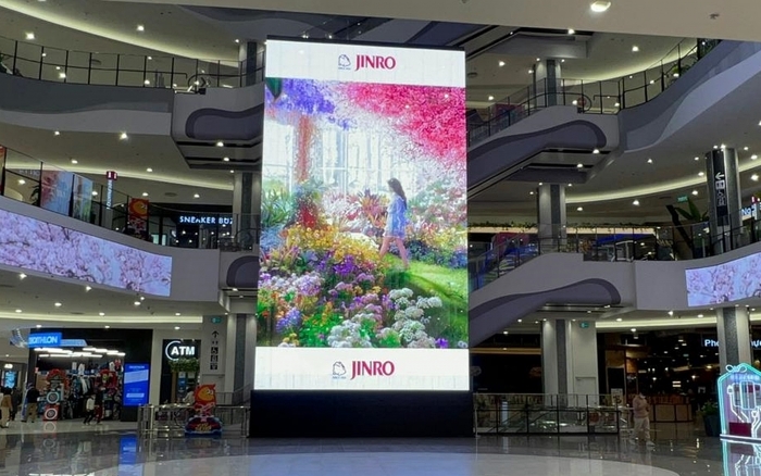 베트남 하노이의 대형 쇼핑몰 이온몰(AEON Mall) 내부에 진로(JINRO) 광고가 설치돼 있다. 사진=하이트진로 제공