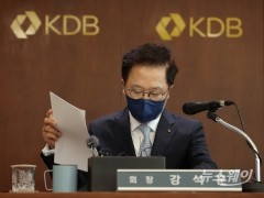 [NW포토]자료 살피는 강석훈 KDB산업은행 회장