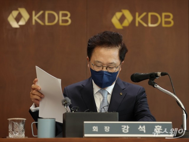 [NW포토]자료 살피는 강석훈 KDB산업은행 회장