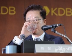[NW포토]물마시는 강석훈 KDB산업은행 회장