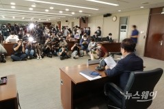 [NW포토]취재진의 관심 쏠린 강석훈 산은 회장