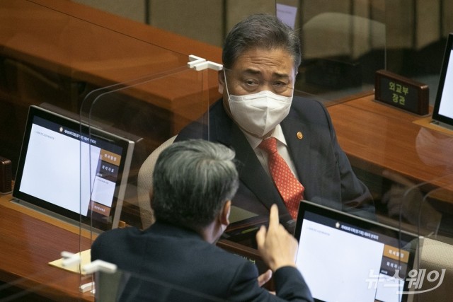 국방부 장관과 대화하는 박진 외교부 장관