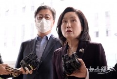 [NW포토]취재진의 질문에 답하는 국민의힘 전주혜 비대위원
