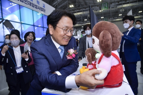 강기정 광주시장 &quot;광주 AI집적단지 넘어 AI반도체 특화도시로&quot;