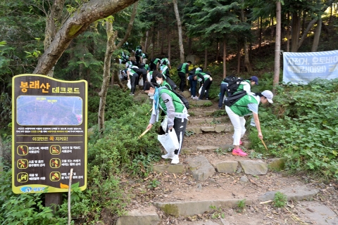 HJ중공업, 부산 영도 봉래산 쓰레기 줍는 '플로킹 캠페인' 전개