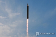 북한, 중거리탄도미사일 발사···일본 상공 넘어 태평양 낙하
