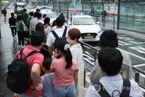 심야택시 기본요금 1만원 넘을 듯···'타다' 부활도 추진