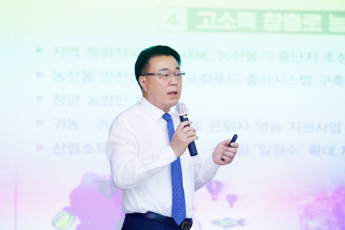 화순군이 최근 민선 8기 군정목표를 실현할 68개 공약사업을 확정했다. 구복규 화순군수가 7월 정례 조회에서 민선 8기 군정 운영 방향을 밝히는 모습.