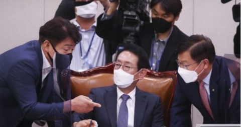 여야, 의사진행 발언·감사위원 배석 놓고 충돌···감사원 국감 파행 거듭