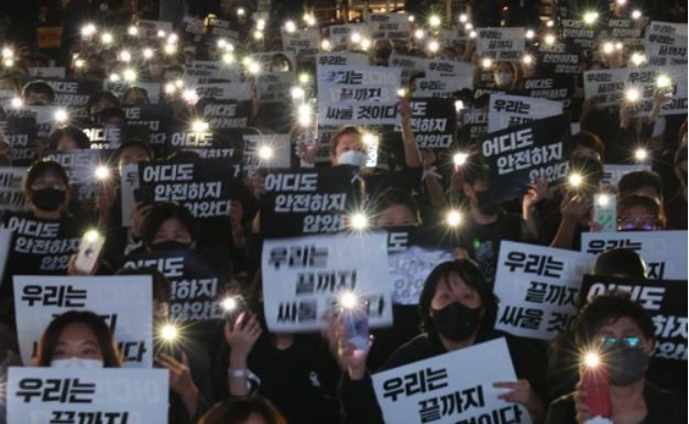 여성노동연대회의가 지난달 22일 밤 서울 종로구 종각 앞에서 신당역 여성노동자 살해 규탄 집회를 하고 있다. 사진=연합뉴스 제공