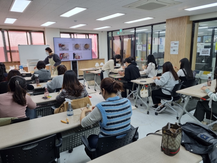 전주기전대학 산하 전주 메이커빌리지가 24일 전주시 지역민 교육희망자 17명을 대상으로 원데이 클래스 라탄 공방 교육을 진행하고 있다.