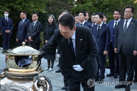 윤 대통령, 박정희 전 대통령 서거 43주기 맞아 묘소 참배