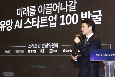 KT AI 원팀 &quot;韓 최고 플랫폼 도약&quot;···스스로 배우는 로봇도 만든다