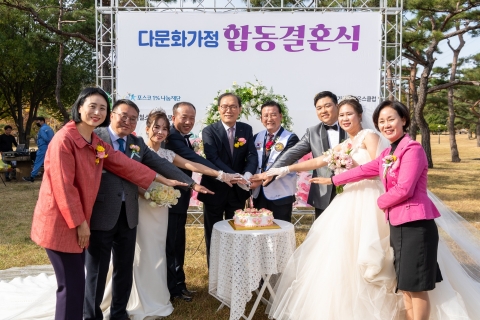 광양제철소 프렌즈봉사단, 다문화부부 야외 '합동결혼식' 선물