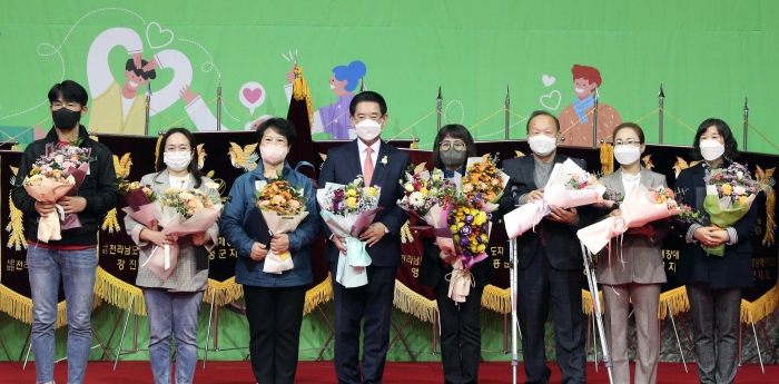 전라남도가 27일 보성군 다향체육관에서 '제29회 전남 장애인 한마음대축제 및 제21회 장애인 동거부부 합동결혼식'을 개최하고 있다.