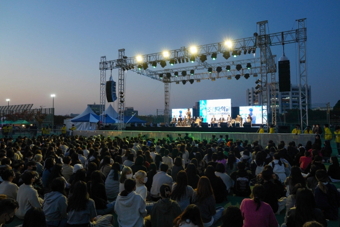 27~28일 조선대학교 대운동장에서 열린 빛고을 보은제 축제에서 관객들이 공연을 관람하고 있다.