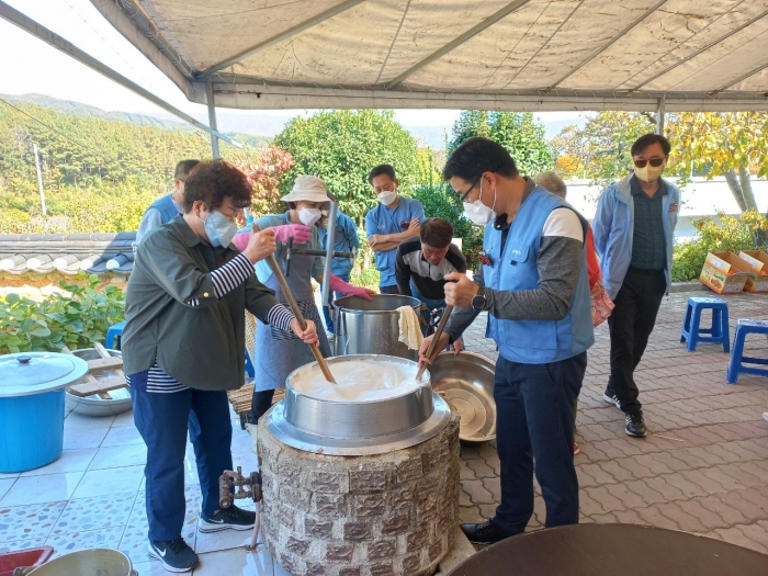 광양제철소 마음이음 재능봉사단이 1일 지역 어르신들과 도선국사마을에 방문해 두부만들기 체험활동을 펼치고 있다.