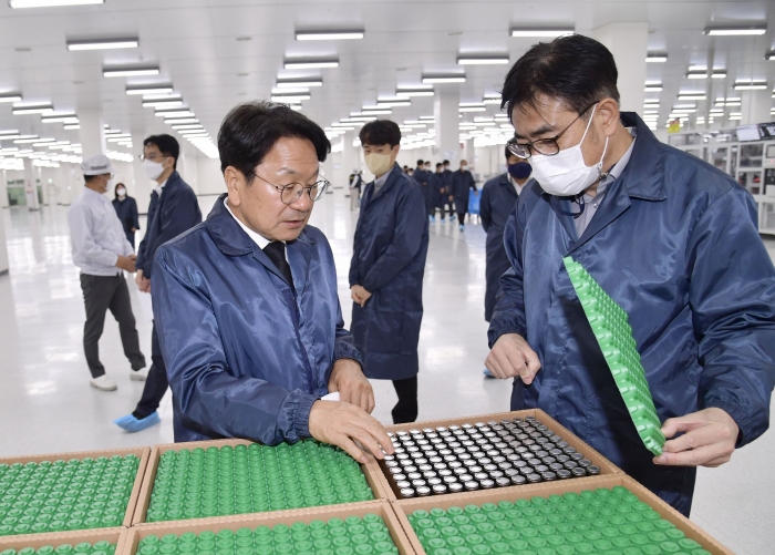 강기정 광주광역시장이 2일 오후 광산구 평동산단에 위치한 세방리튬배터리(주) 광주공장에서 열린 '산·학·연·관 현장 정책간담회'에 참석해 차세대배터리 산업 육성에 대해 논의하고 있다./광주광역시 제공