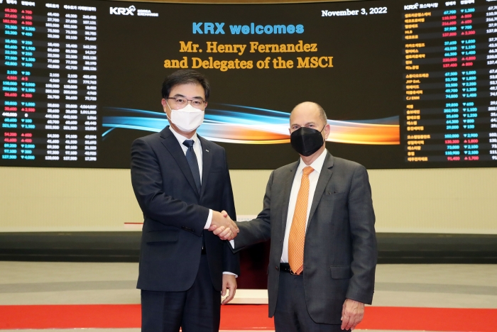 손병두 한국거래소 이사장(왼쪽)과 헨리 페르난데즈 MSCI 회장. 사진=한국거래소 제공