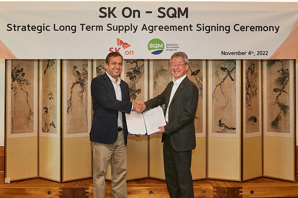 배터리 전문기업 SK온이 지난 4일 글로벌 선도(先導) 리튬기업 칠레 SQM과 리튬 장기구매 계약을 체결했다. 사진=SK온 제공