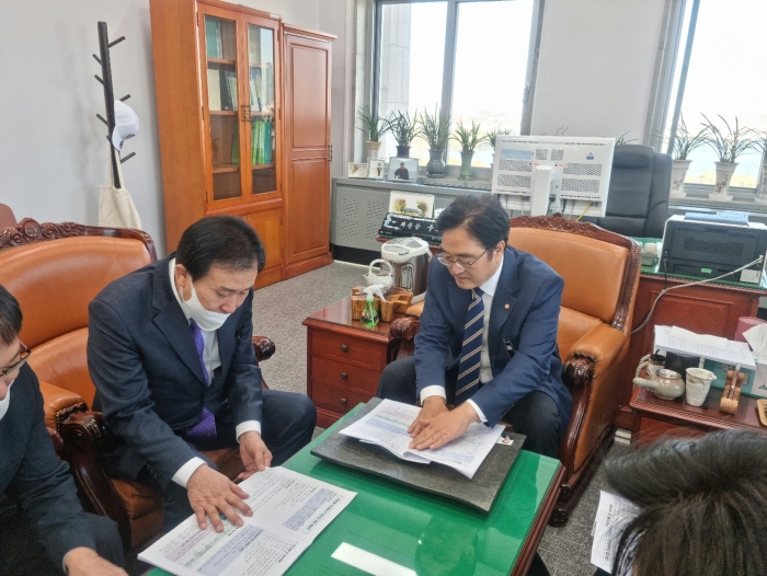 박홍률 목포시장이 2023년도 국비 확보를 위해 우원식 국회예산결산위원장과 면담하고 있다.