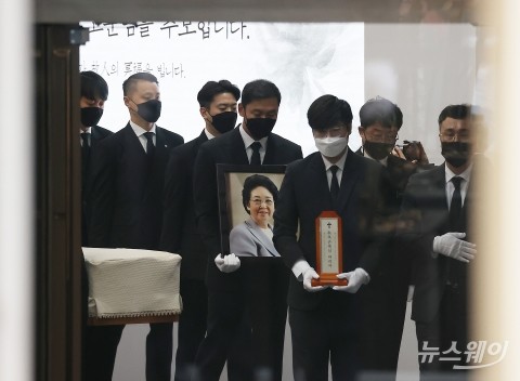 'CJ그룹' 초석 다진 故 손복남 고문 발인식···유가족과 마지막 인사