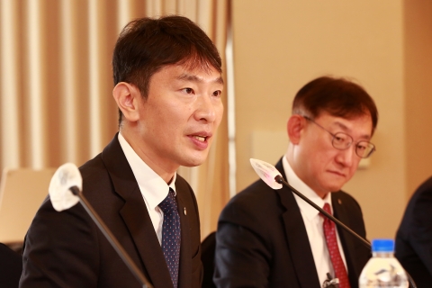 이복현 금감원장 &quot;조용병 회장 용퇴, 리더로 존경스럽다 생각&quot;