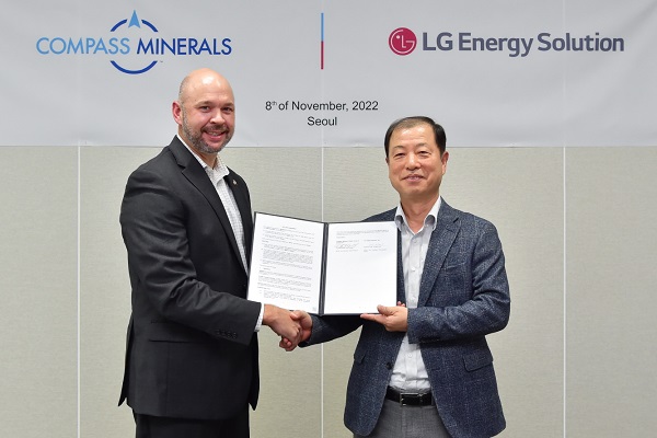 LG에너지솔루션이 미국 컴파스 미네랄과 탄산리튬 공급에 대한 계약을 체결했다. (오른쪽부터) LG에너지솔루션 김동수 전무, 컴파스 미네랄 Chris Yandell 리튬사업부장. 사진=LG에너지솔루션 제공