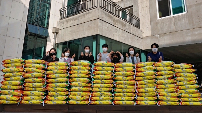 11일 농어촌공사로부터 나주 동강 햅쌀을 기부받은 광주지역 복지시설 관계자들이 쌀 앞에서 포즈를 취하고 있다.