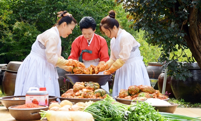 이하연 식품명인의 김장 시연 행사 모습